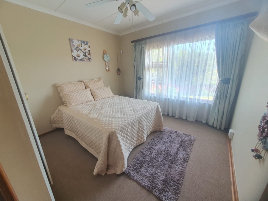 To Let 5 Bedroom Property for Rent in Beacon Bay North Eastern Cape